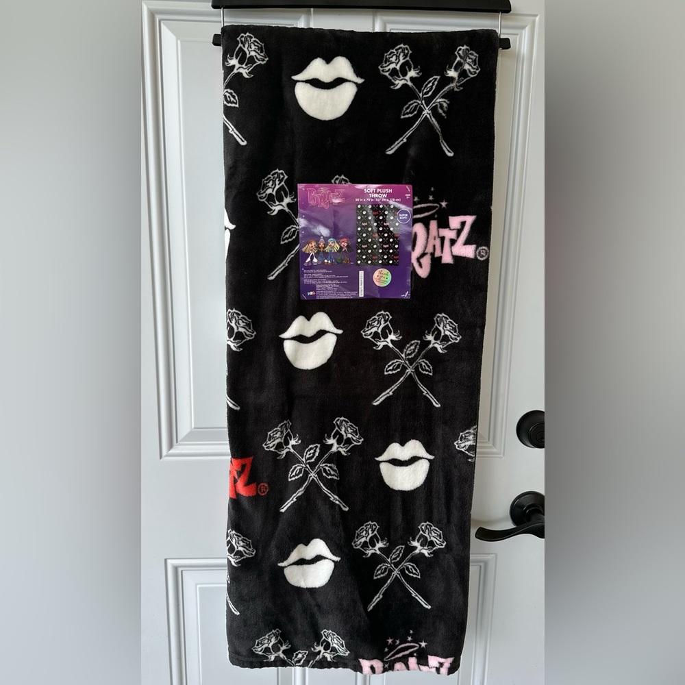 New Bratz Lips & Roses 50 x 70 Black Plush Throw Blanket NWT